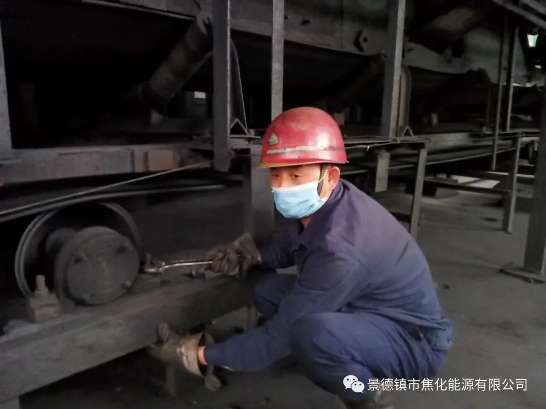 “老線這邊人手不夠，你們那邊有誰可以過來支援？”“好的，我馬上來。”聽到這個(gè)消息時(shí)，羅國安剛剛結(jié)束新線的維修工作，但他二話不說，立即拿起維修包，投入到老線的維修工作當(dāng)中。每天工作10小時(shí)以上已經(jīng)成為抗疫期間的常態(tài)，雖然身體很疲憊，但是他沒有任何怨言，“確實(shí)很辛苦、很累，但現(xiàn)在正是特殊時(shí)期，只有保障公司生產(chǎn)經(jīng)營“不斷檔”，我們生活才能“不斷線”，恰恰我所在的運(yùn)輸廠就是承擔(dān)著焦炭煤炭運(yùn)輸?shù)闹匾氊?zé)，所以我更應(yīng)該恪盡職守，保障好這些設(shè)備的穩(wěn)定運(yùn)行?！?jpg